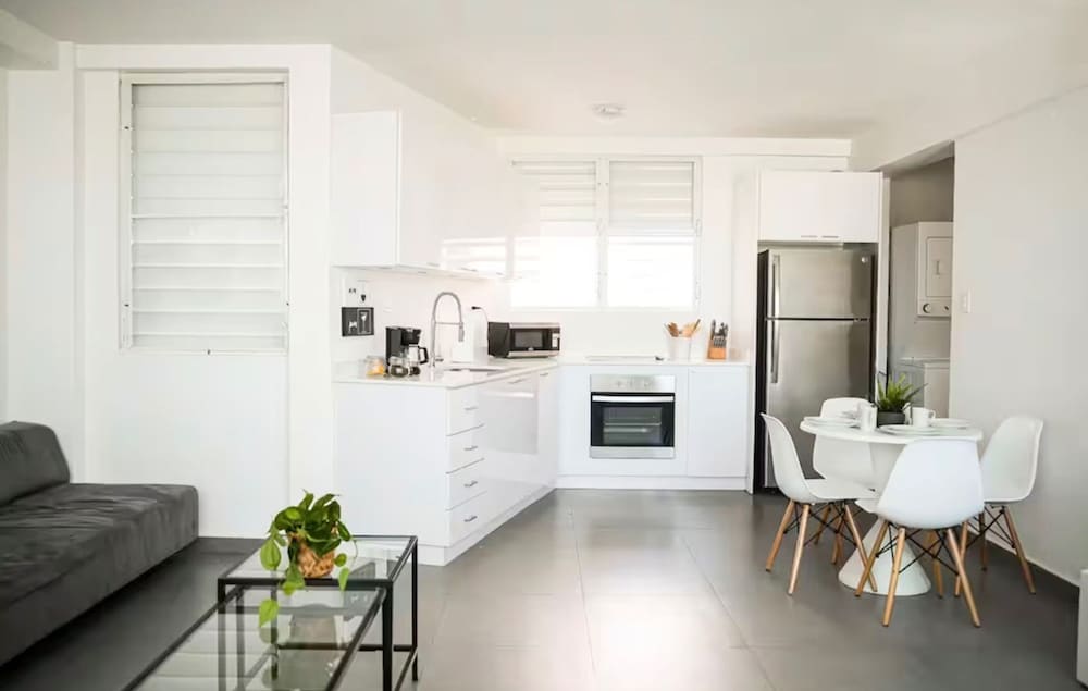 Centrally Located Sunny Apartment Walk to Beaches