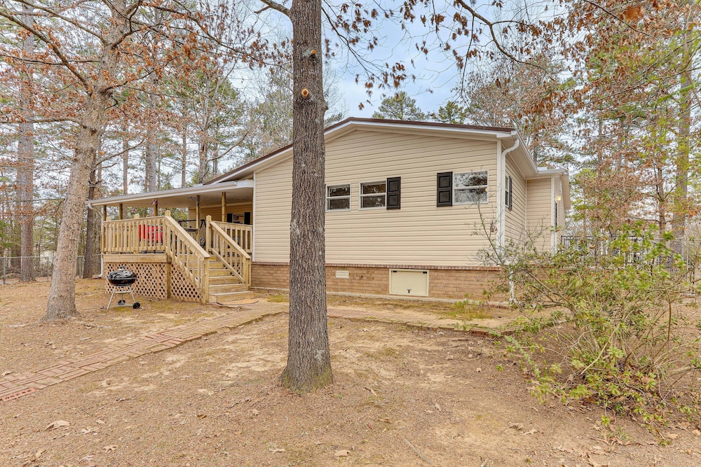 < 1 Mi to Greers Ferry Lake: Dog-friendly Home!
