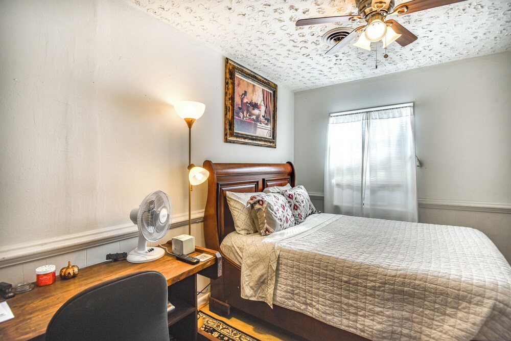 1 Mi to Dtwn: Remote Work-friendly Apt in Hampton!