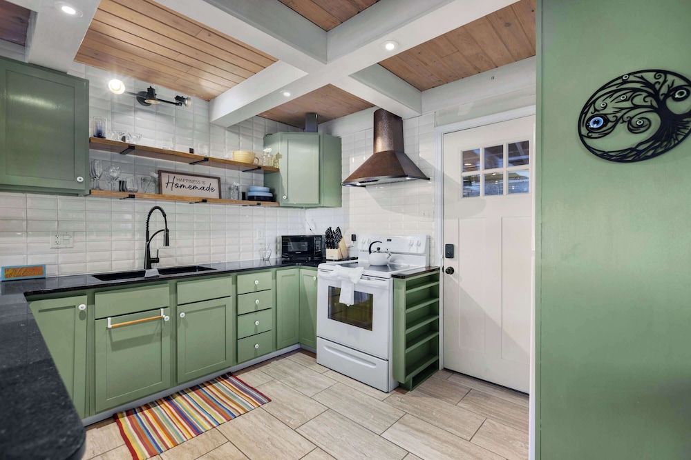 Sunrise Oasis - Enjoy Lakefront Living