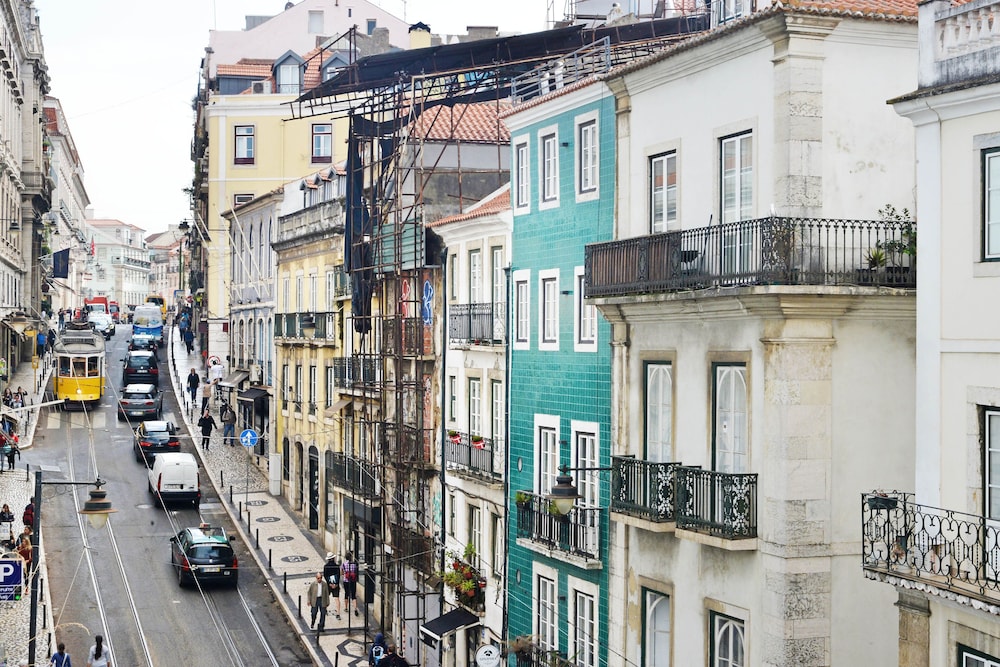 Deluxe Chiado Apartment view 4