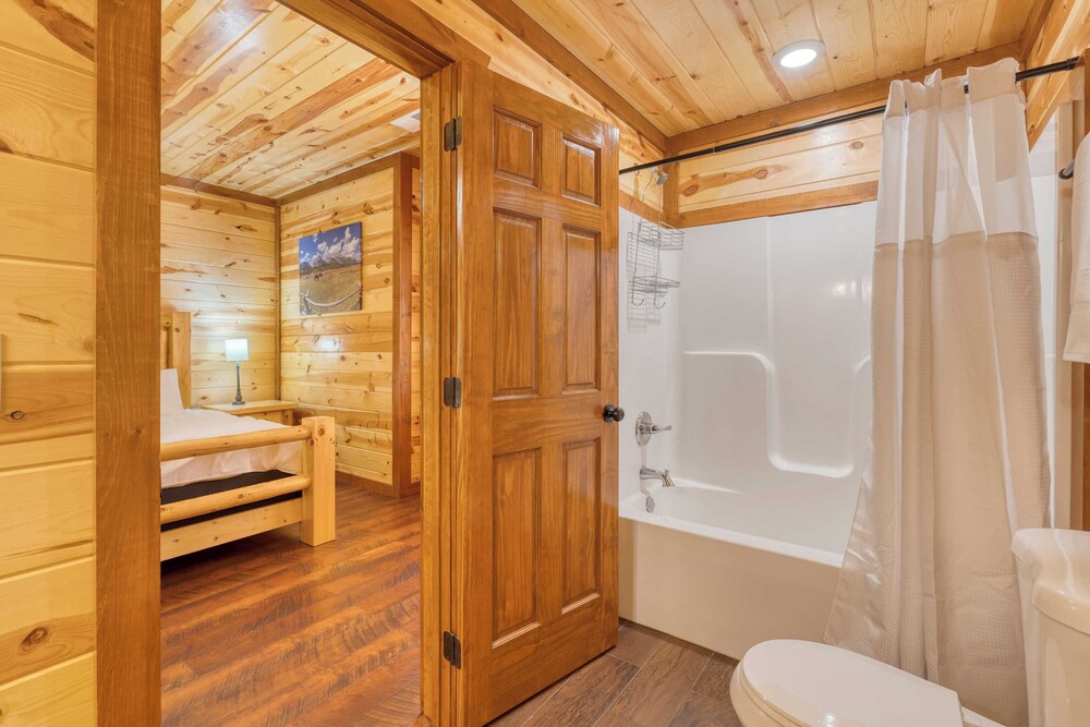Dolly's Lodge by Avantstay Sleeps 28 - Luxe Smokies Cabin Game Room, Hot Tub, Views, Near Attractions