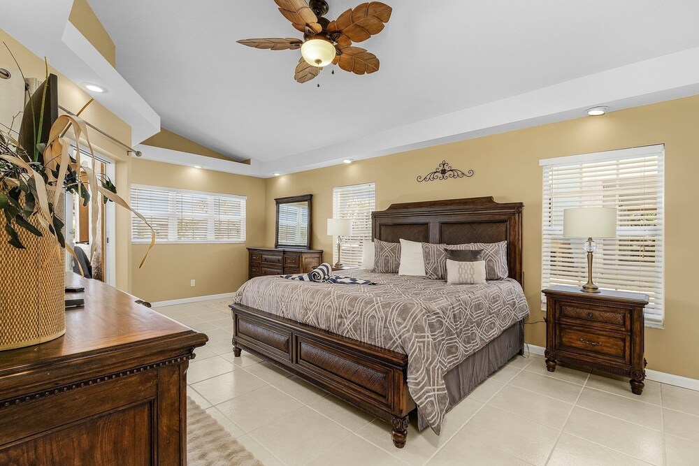 5535 Casa De Lujo: Heated Pool W/ Water Views 4 Bedroom Home