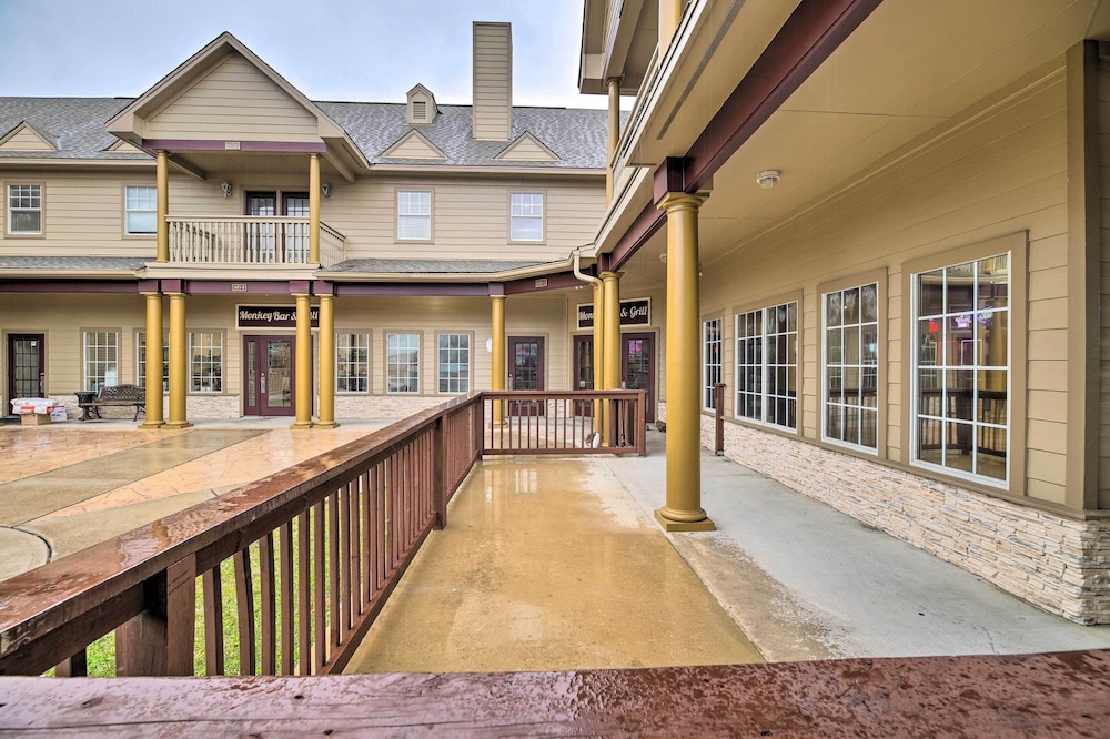 Apt w/ Balconies - Steps to Kemah Boardwalk! view 3