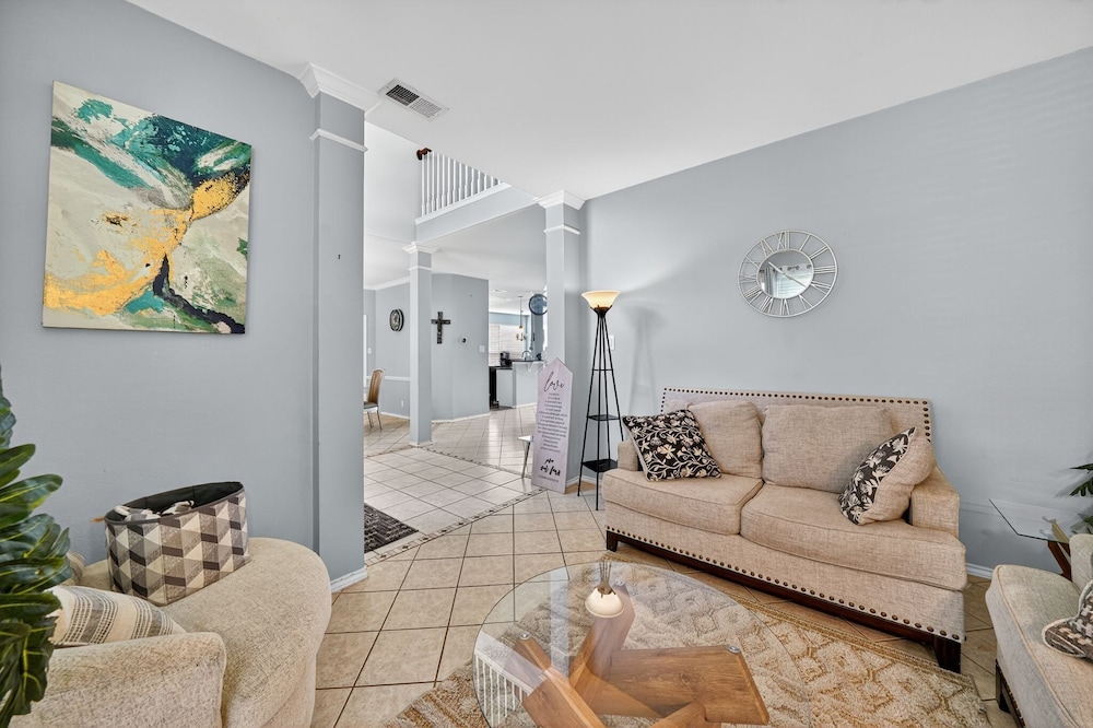 San Antonio Oasis Hot Tub & Pool Access 4 Bedroom Home