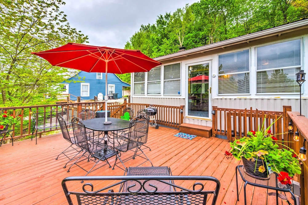 Cozy Kentucky Cabin w/ Sunroom, Yard & Views! view 2