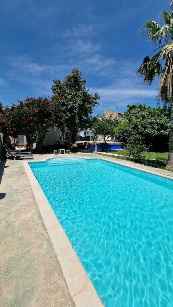 House With Exclusive Pool and Garden 7 min Walk From the Beach and the Center