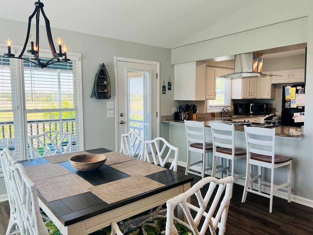 Just Breeze 'n 4 Bedroom Home by RedAwning