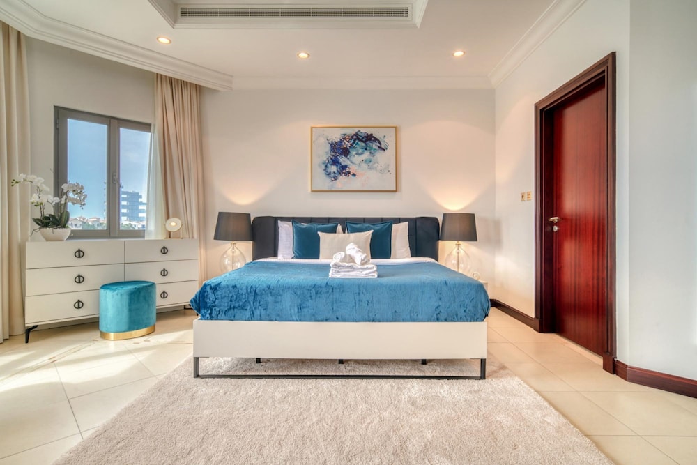 Beachfront 5BR Villa w Private Pool at the Palm