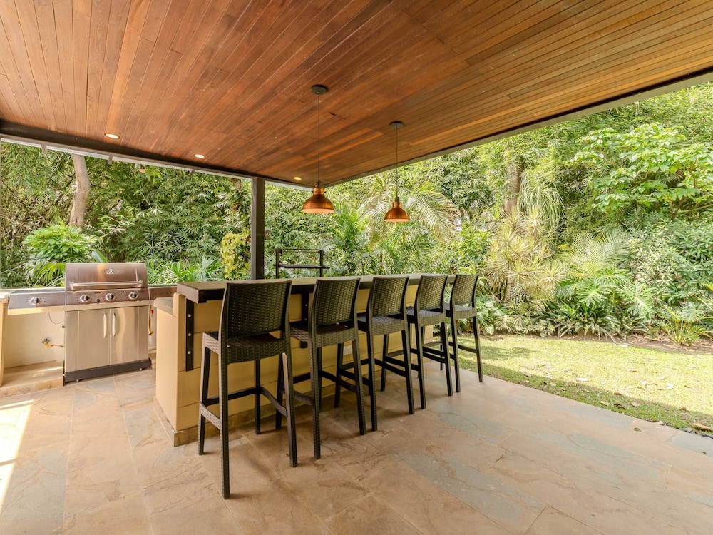 w Incredible 5BR House w Jacuzzi in El Poblado