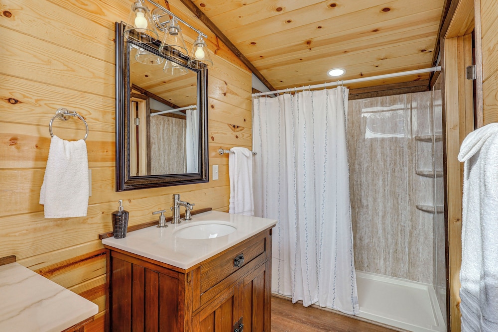 Family-friendly Cabin w/ Hot Tub in Gatlinburg!