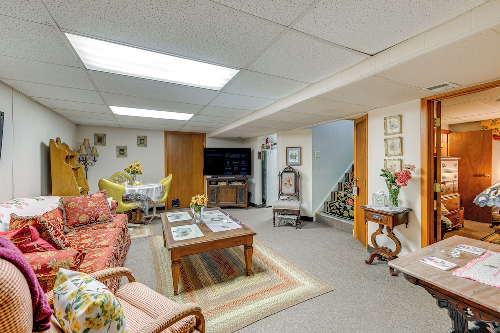 2 Mi to Walden Galleria: Apartment w/ Patio