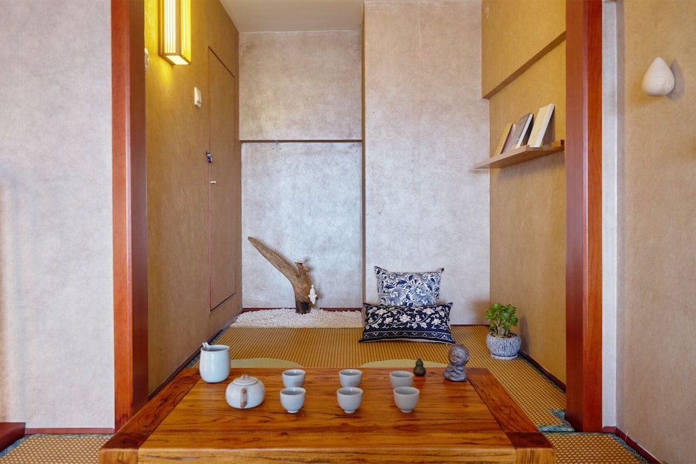 Summer Flower Apartment