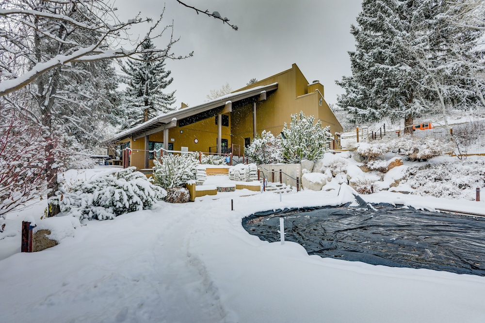 Snowmass Condo w/ Amenities < 1 Mi to Slopes! view 4