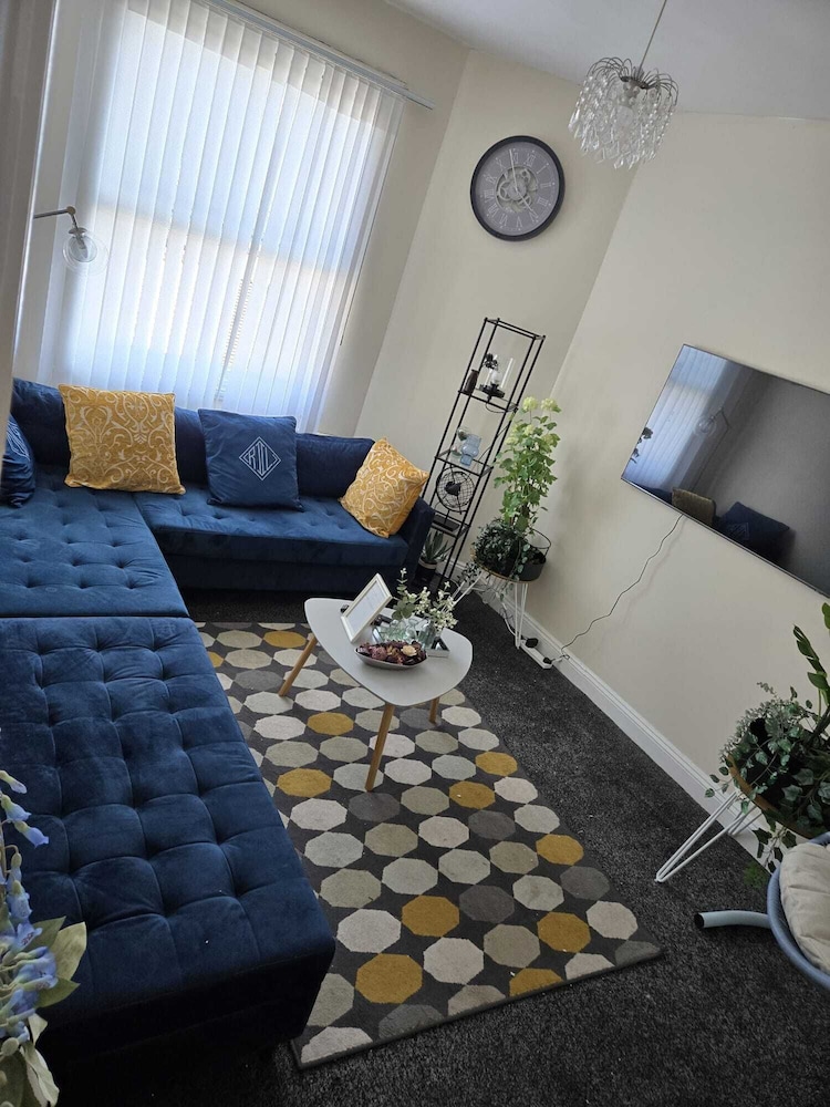 Charming Wolverhampton Apartment With Private Entrance