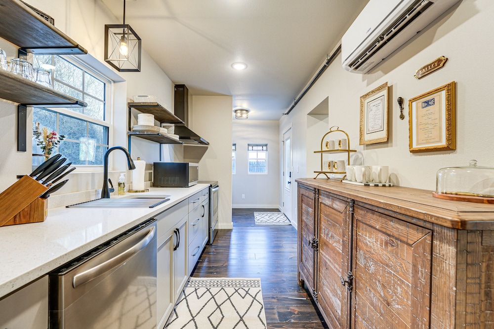 Historic Hollister Home: Shop, Dine & Drink Nearby