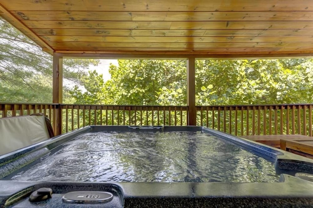 A Suite Mountain - 2 Bedrooms, 1 Baths, Sleeps 6 Cabin by RedAwning