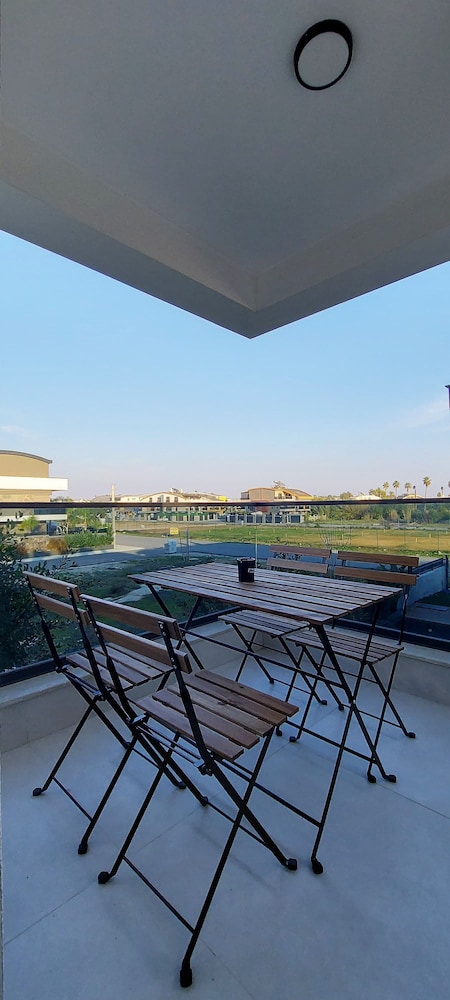 New Flat Large Living Space 2-6 Near By Lara Beach