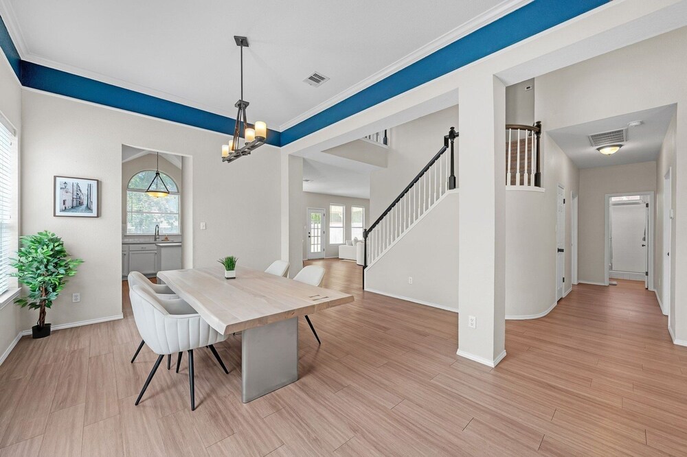 Modern 4br Gem Chic Comfort In Austin 4 Bedroom Home