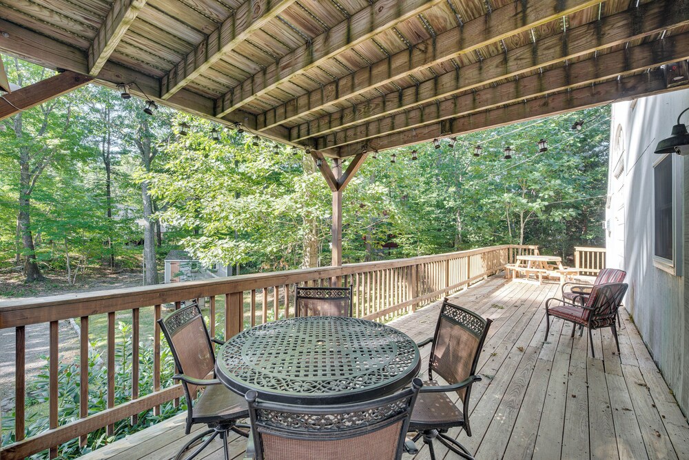 1/2 Mi to Ogunquit Beach: Maine Home w/ Deck!