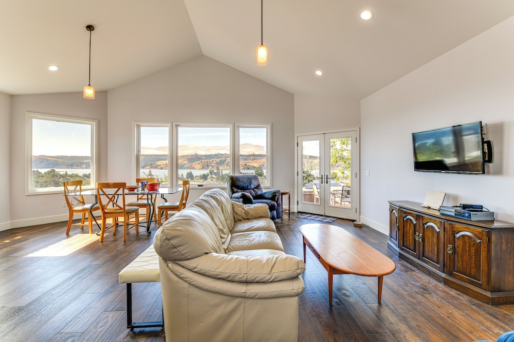 1 Mi to Downtown Benicia: Scenic Cliffside Escape