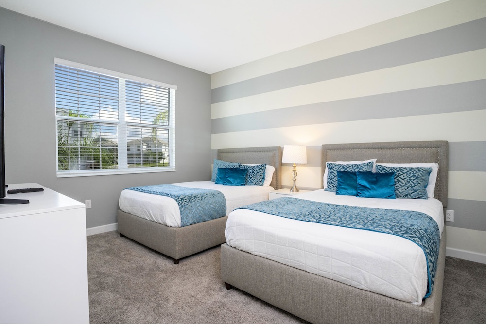 Luxurious Single Family Home w Pool Close to Disney 1568M - Image 3