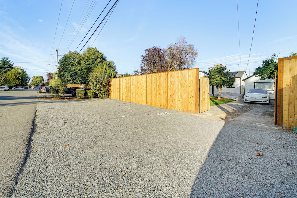8 Mi to Downtown Seattle: Charming Home w/ Patio