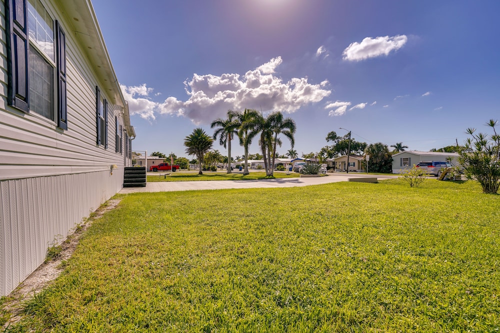 Sunny Fort Myers Home w/ Screened-in Porch & Grill