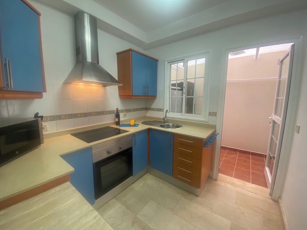 New Renovated Family Home Above Swimming Pool!