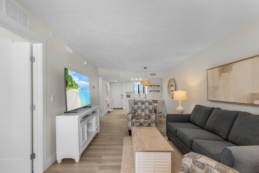 Seaside 209: Oceanview 2br/2ba Condo With Pool, Steps To Beach 2 Bedroom Condo