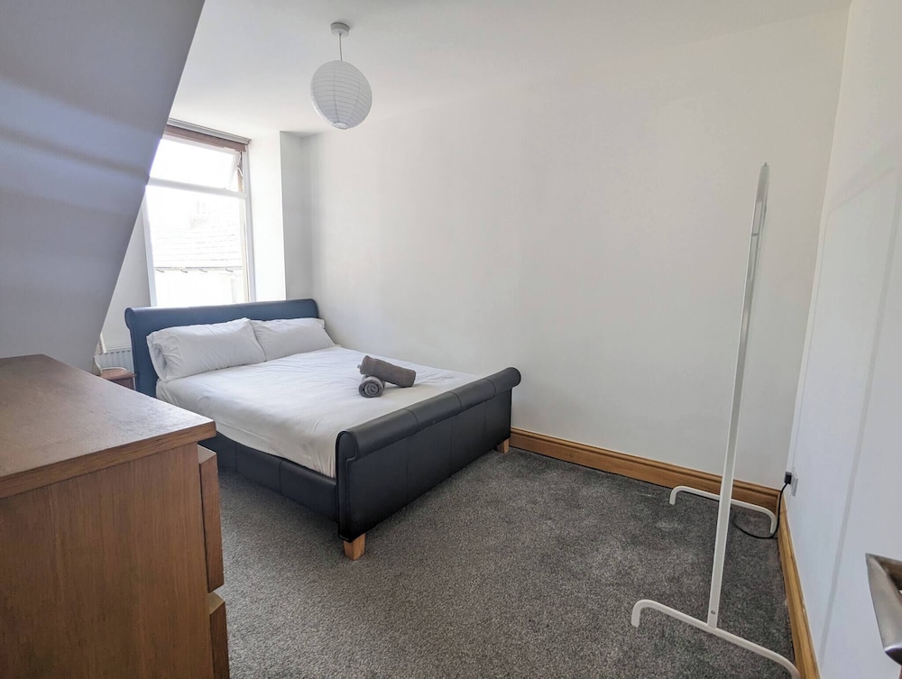Family-sized Comfort - Walk to Lake & City Centre