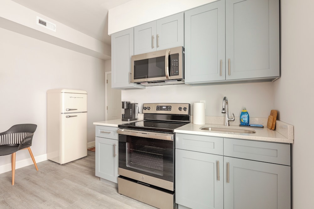 Chic & Cozy Philly Stay in City Center