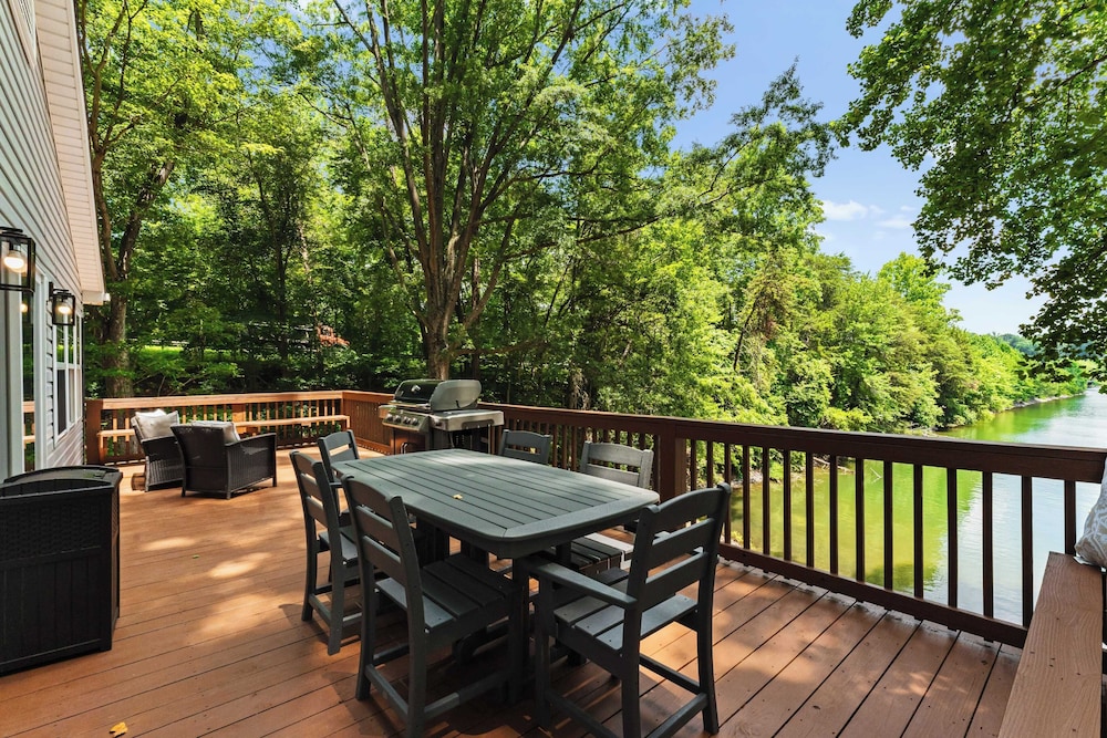 Lake Days by Avantstay Hot Tub + Firepit + Game Room & Private Dock Access
