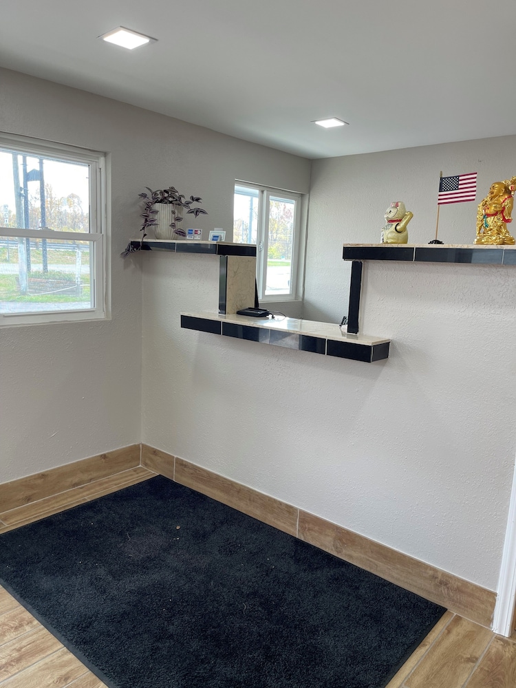 Bloomington Vacations - Royal Motel - Property Image 3