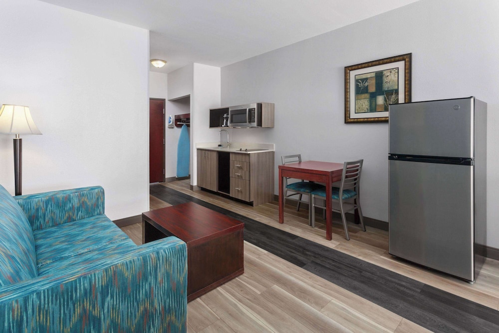 Woodward Vacations - La Quinta Inn  Suites by Wyndham Woodward - Property Image 5