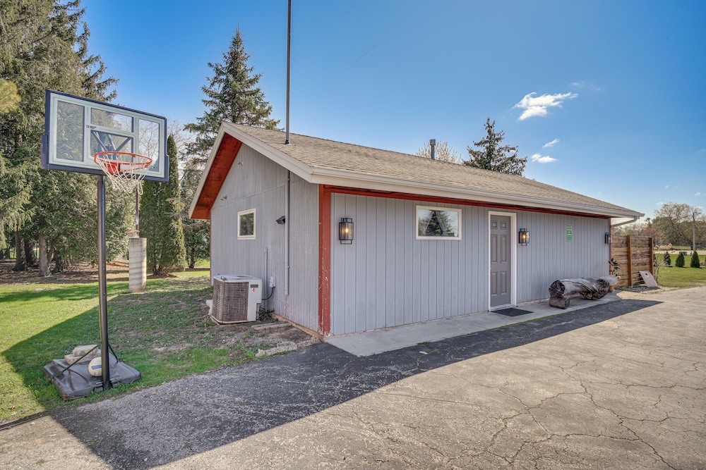 9 Mi to Shore: Home w/ Hot Tub in Howards Grove!