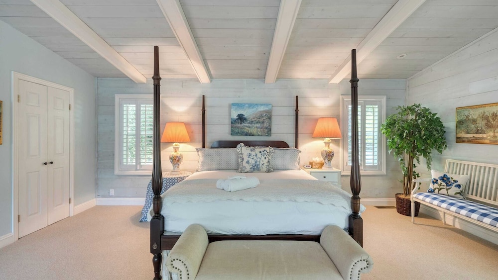 Glen Ellen Escape 5BR Retreat w/ Pool, Hot Tub, Hammocks & Vineyard Views