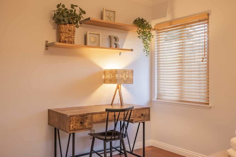 Marbella Lane - Charming 4BR Bungalo for Relaxing Retreat