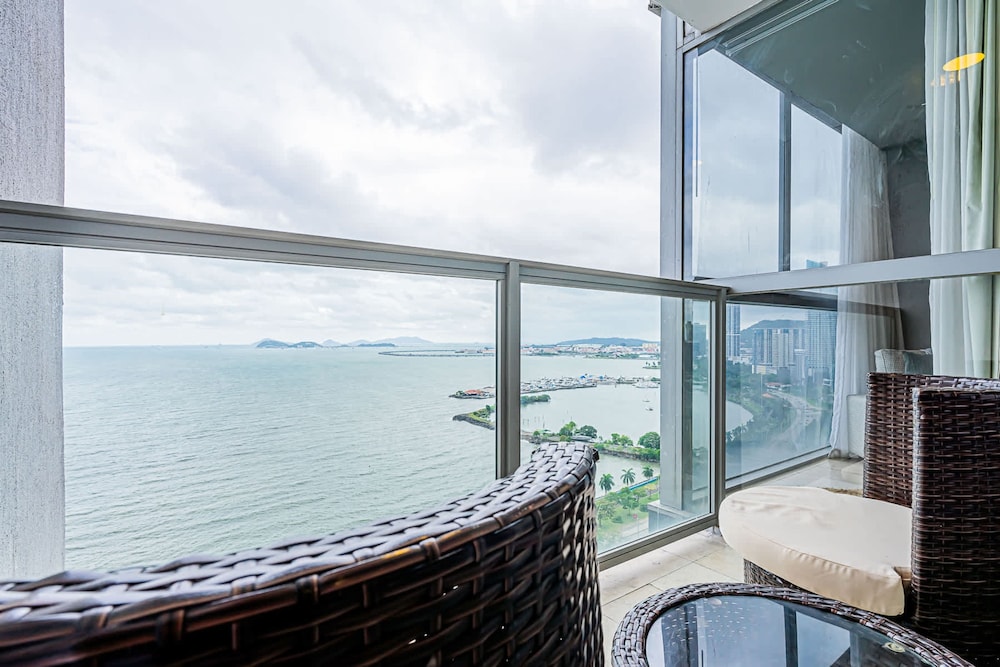 w Prestigious 1BR w Fantastic Balcony in YOO