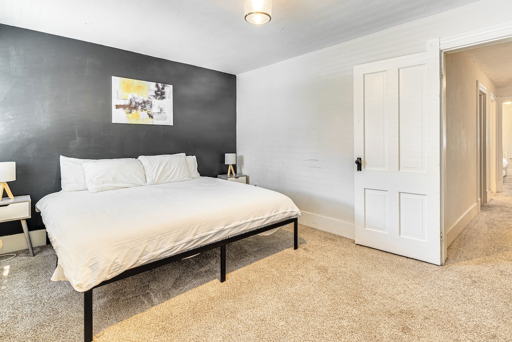 9 Mi to Shawnee Mtn! Stroudsburg Unit Near Main St