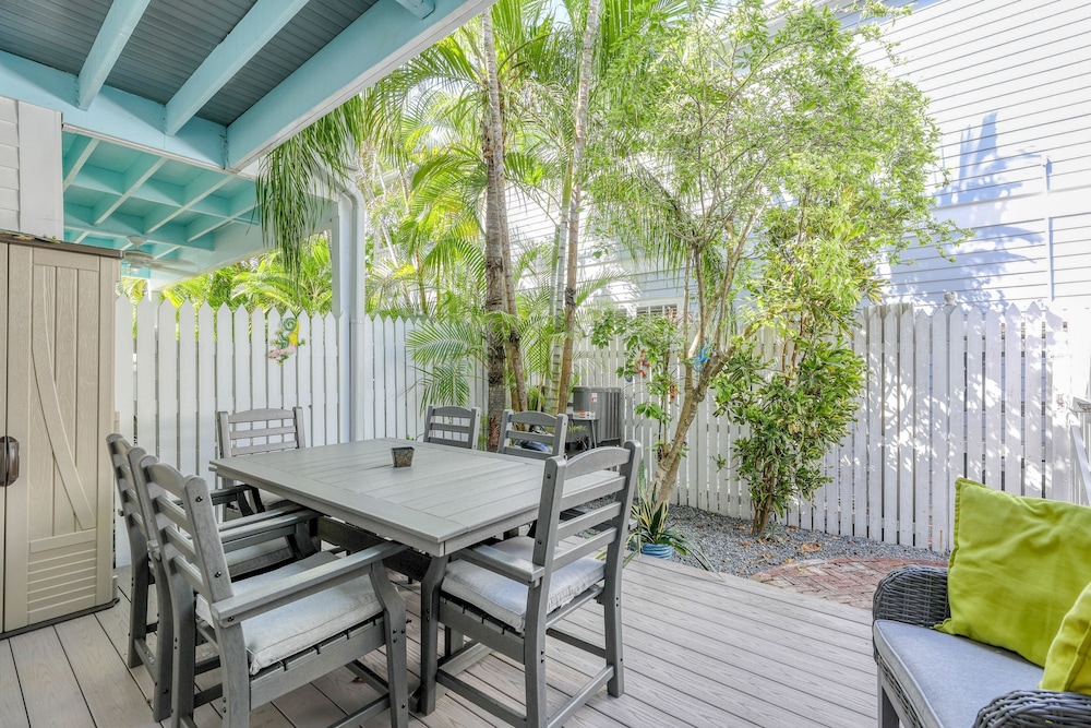 Bahamian Reed by Avantstay Walk to Everything w Community Pool Week Long Stays Only