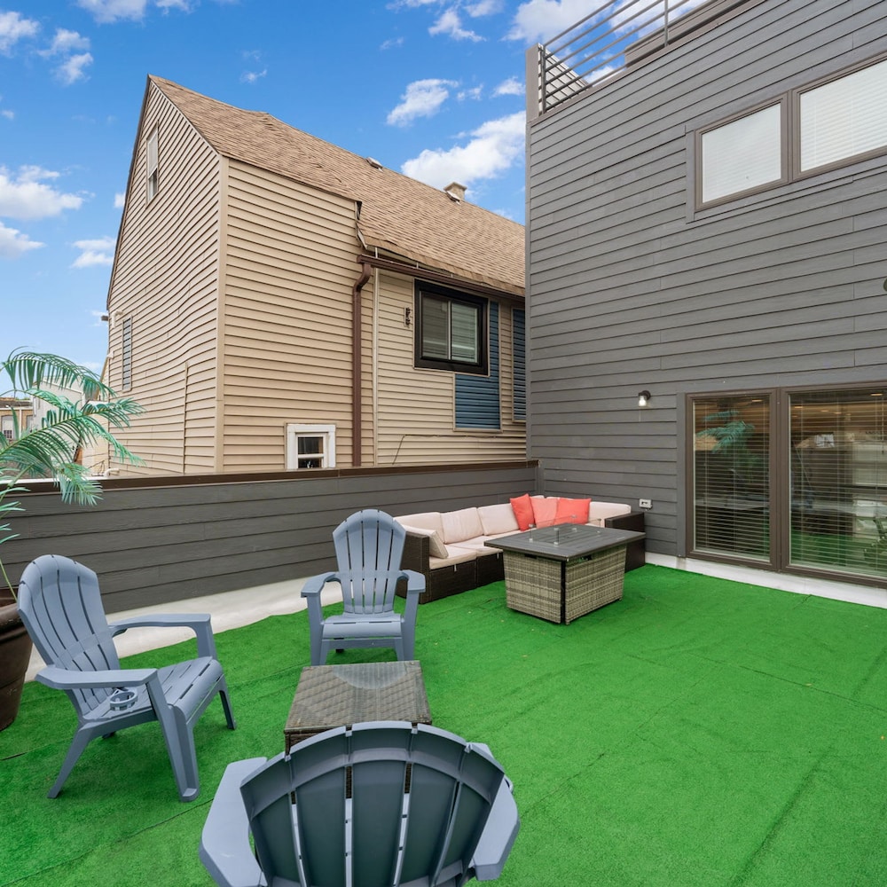 Magnificent NEW Home w 8 Beds Free Parking