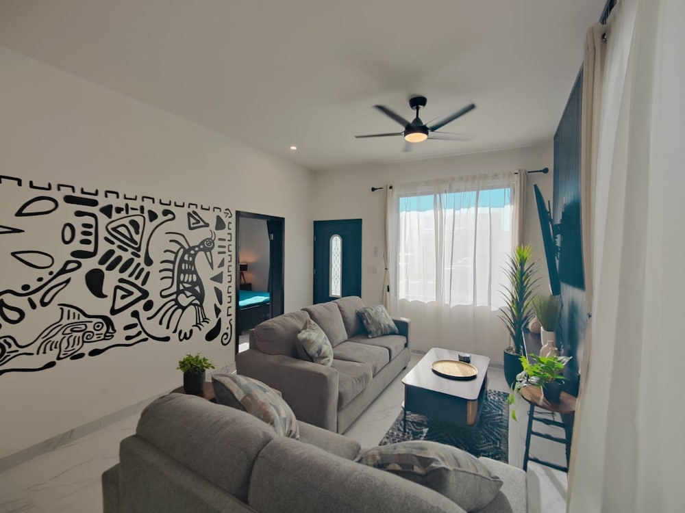 Beautiful 3bed 2bath new Home With Pool in Town