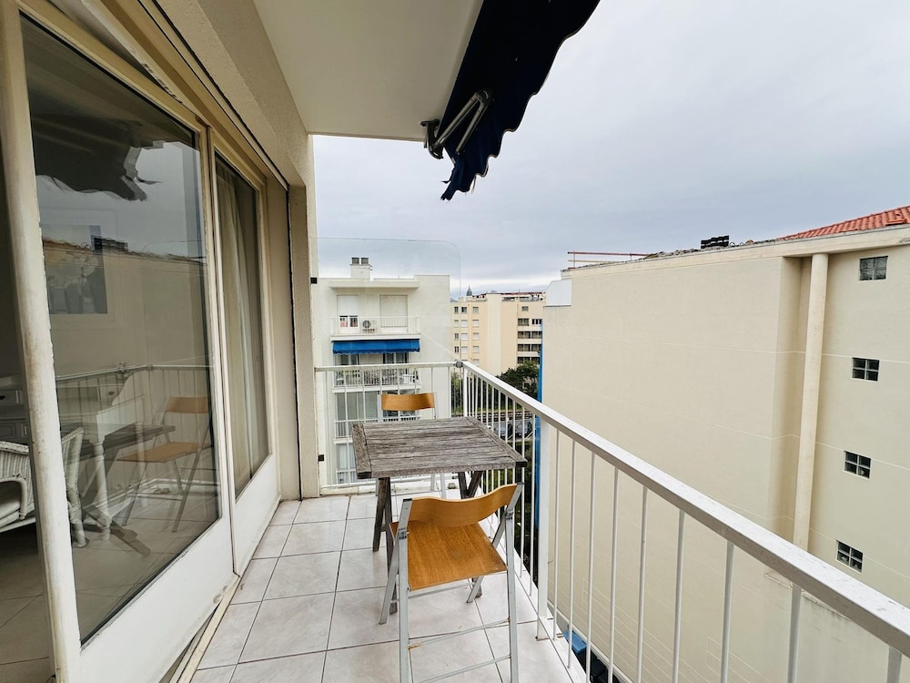 Two Bed Apt in the Center of Cannes - 2229