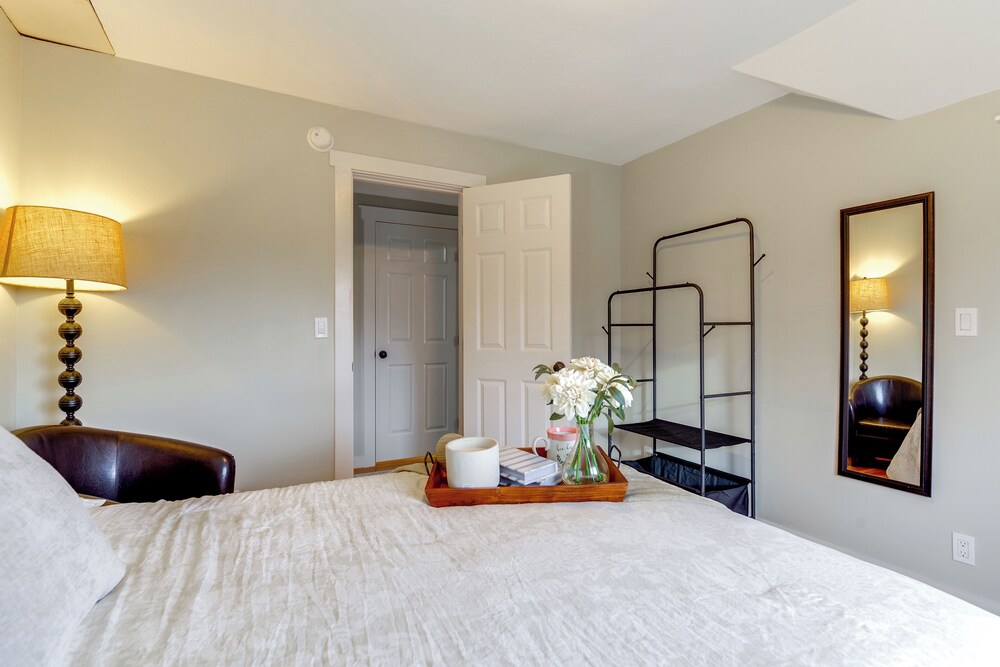 1 Mi to Historic Dtwn: Dog-friendly Everett Home!