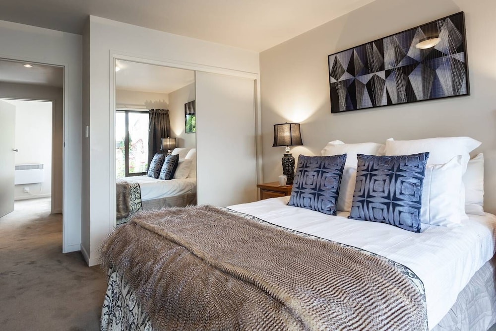 Spacious Alpine Lake View Townhouse Walk TO Town view 2