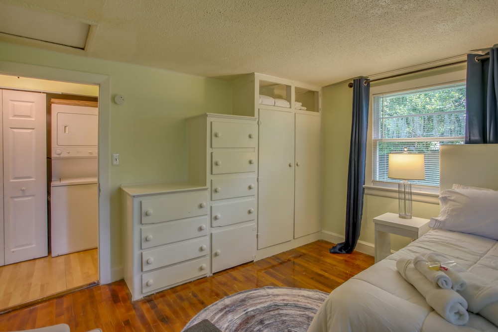 Mid-century Wilmington Cottage: 3 Mi to Riverwalk view 3