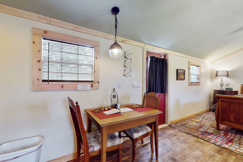 1BR Rustic Cabin w/ Kitchenette, Streaming & Wifi