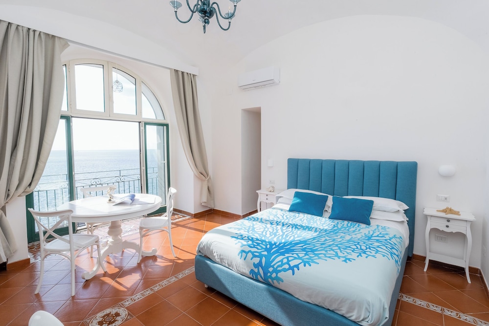 DIPINTO APARTMENTS