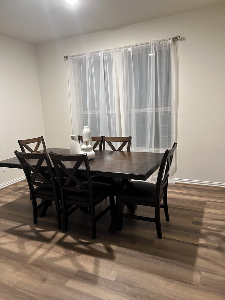 Balmoral Lakeside 5br 4ba House